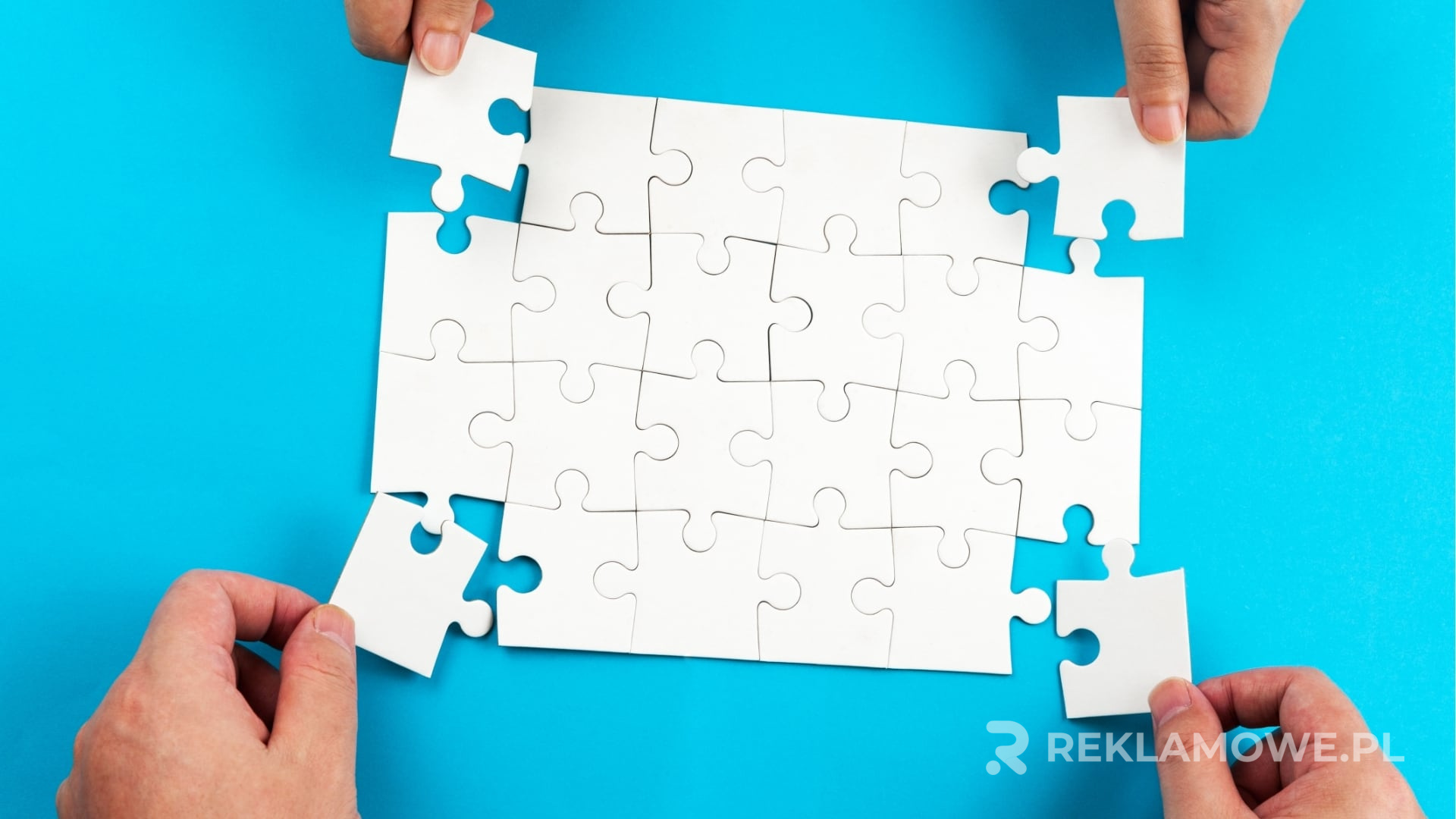 Puzzle reklamowe układane na stole