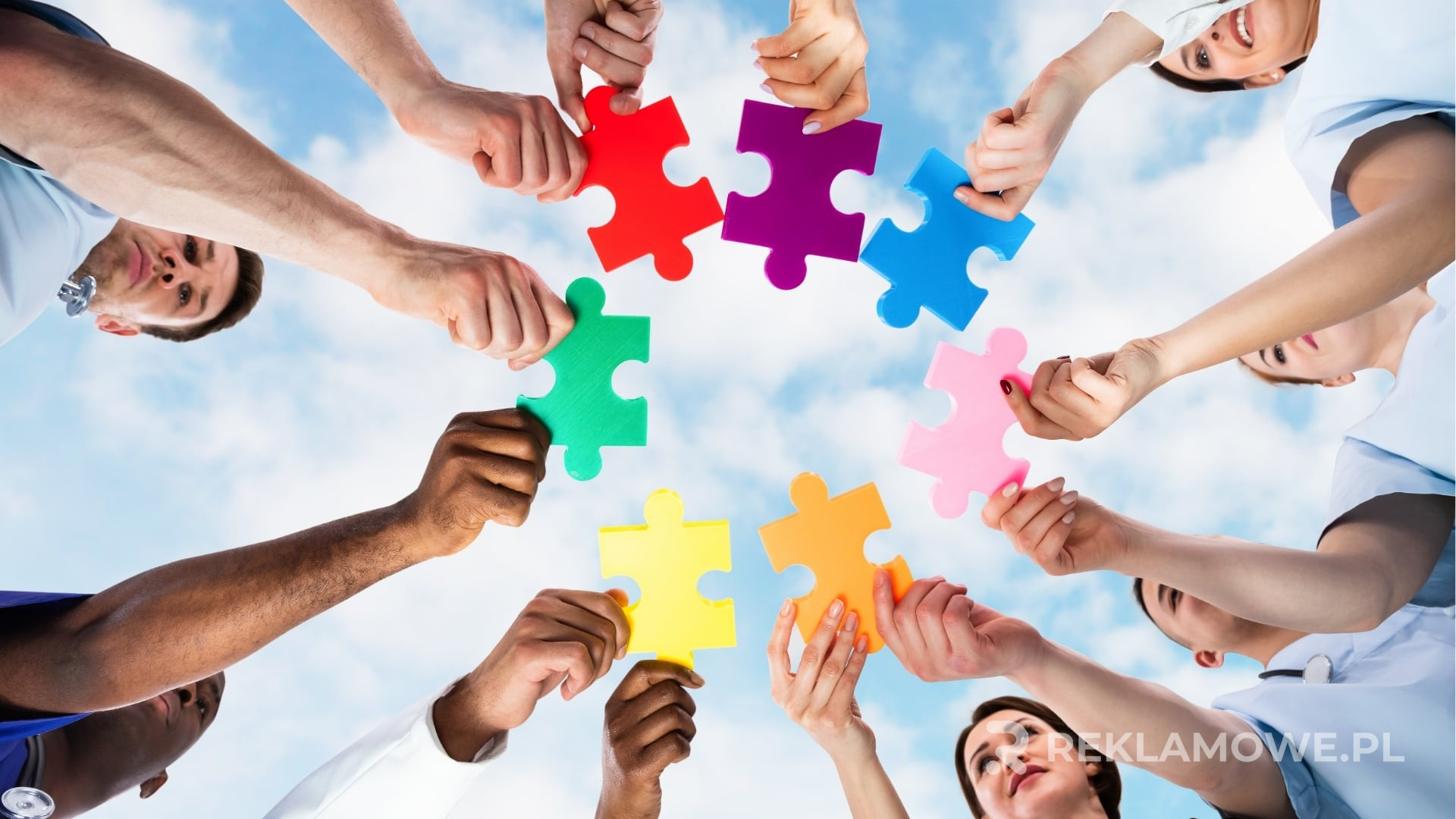 Puzzle z elementami reklamy ilustrujące pomiar efektywności kampanii