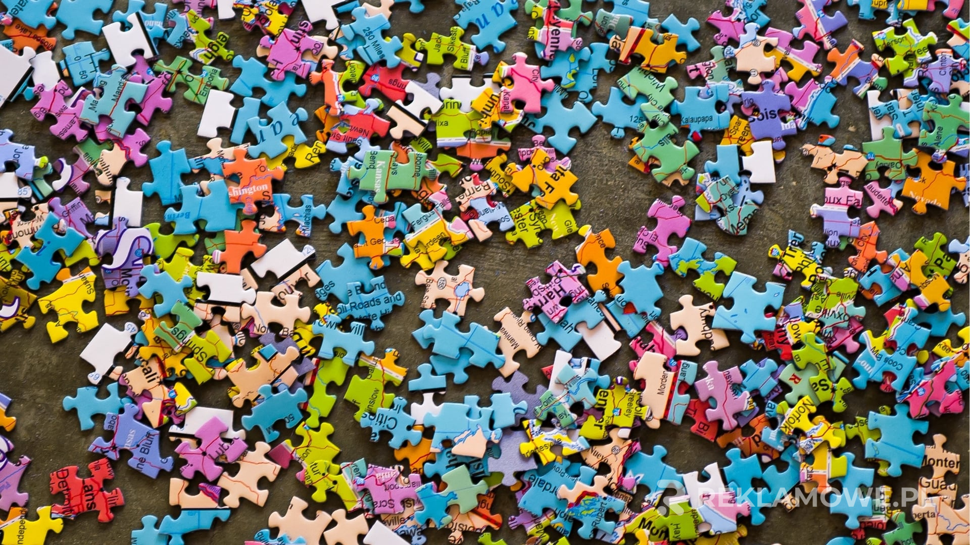 Zdjęcie ilustrujące nowoczesne technologie w produkcji puzzli reklamowych