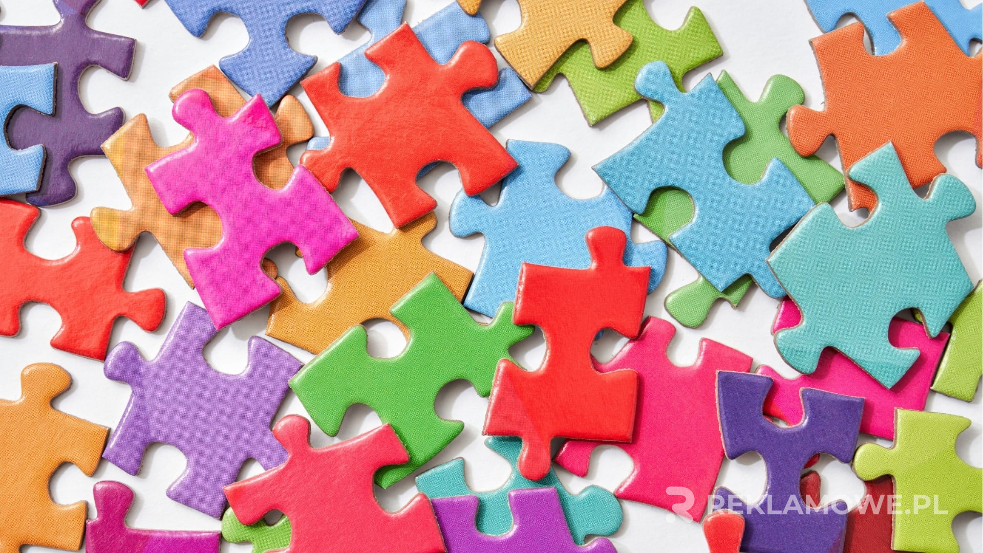 Zestaw różnorodnych puzzli reklamowych