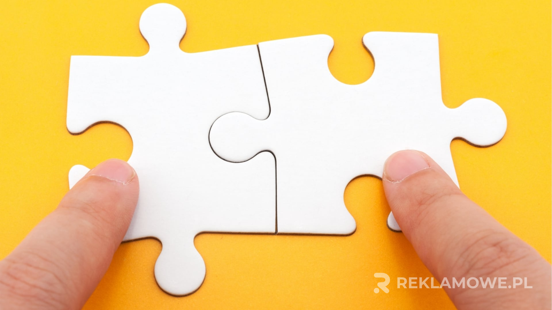 Puzzle z logo firmy jako element reklamowy