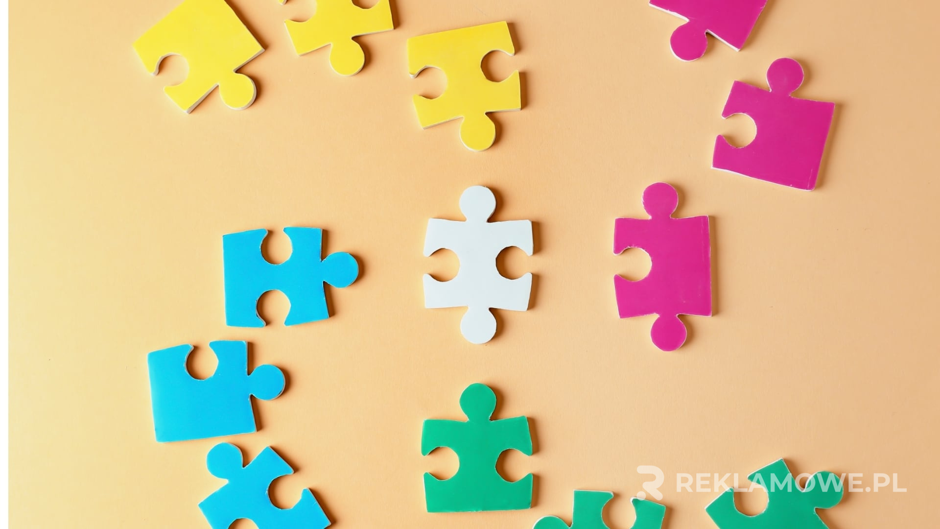 Puzzle reklamowe na stole z elementami marki