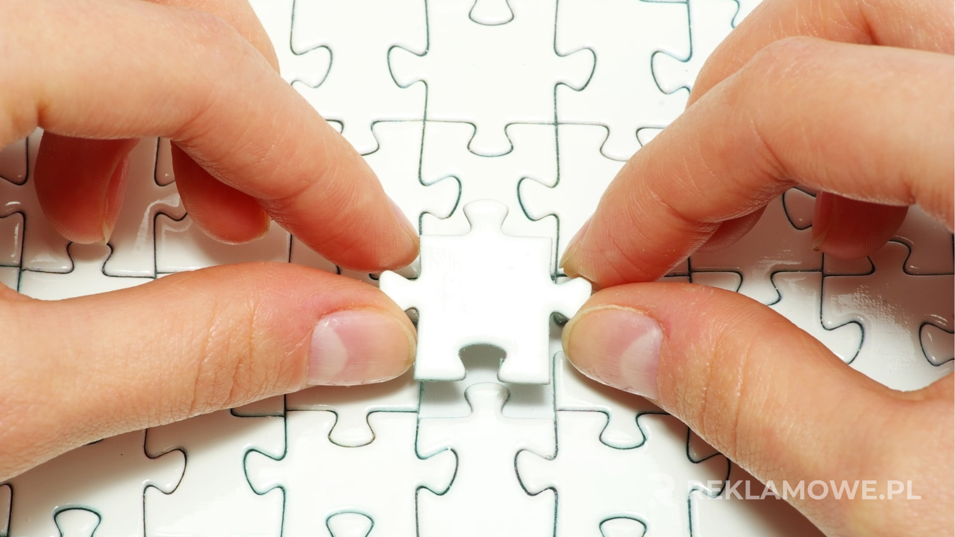 Dzieci bawiące się kolorowymi puzzlami reklamowymi