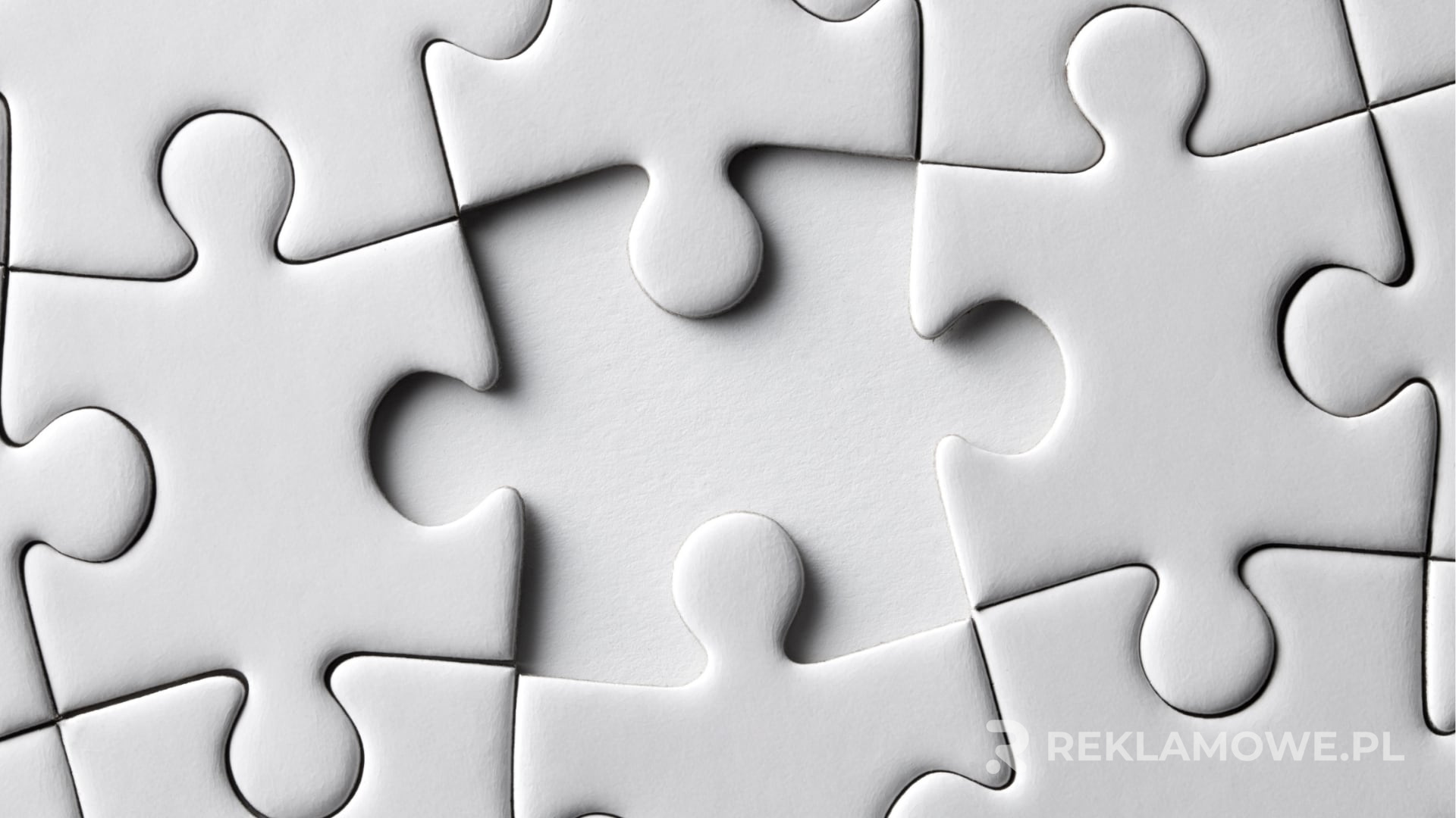Puzzle reklamowe na biurku
