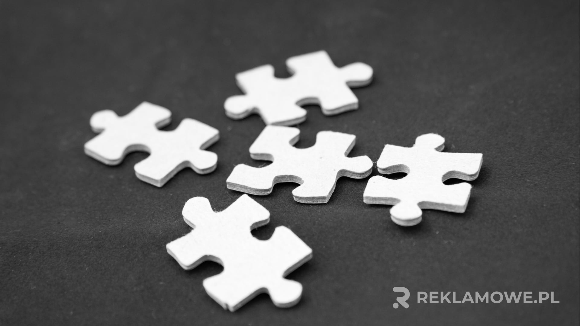 Puzzle składane na stole z logo firmy