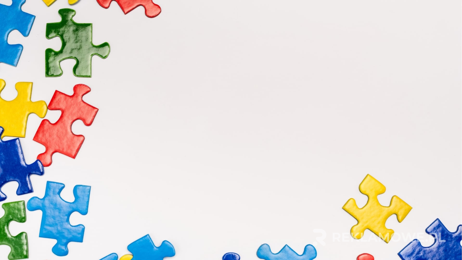 Puzzle i dokumenty prawne symbolizujące prawa autorskie