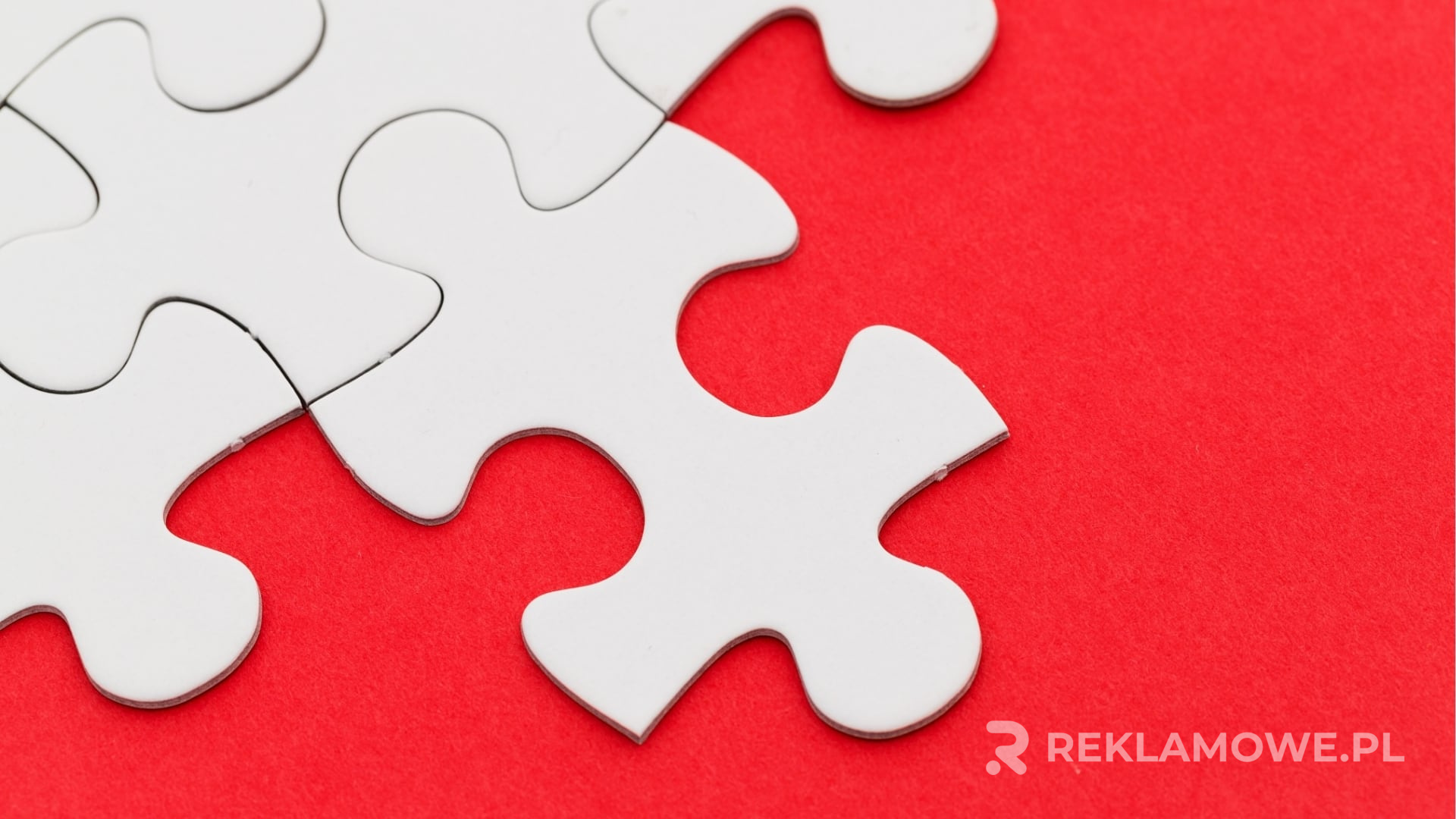 Puzzle reklamowe na stole