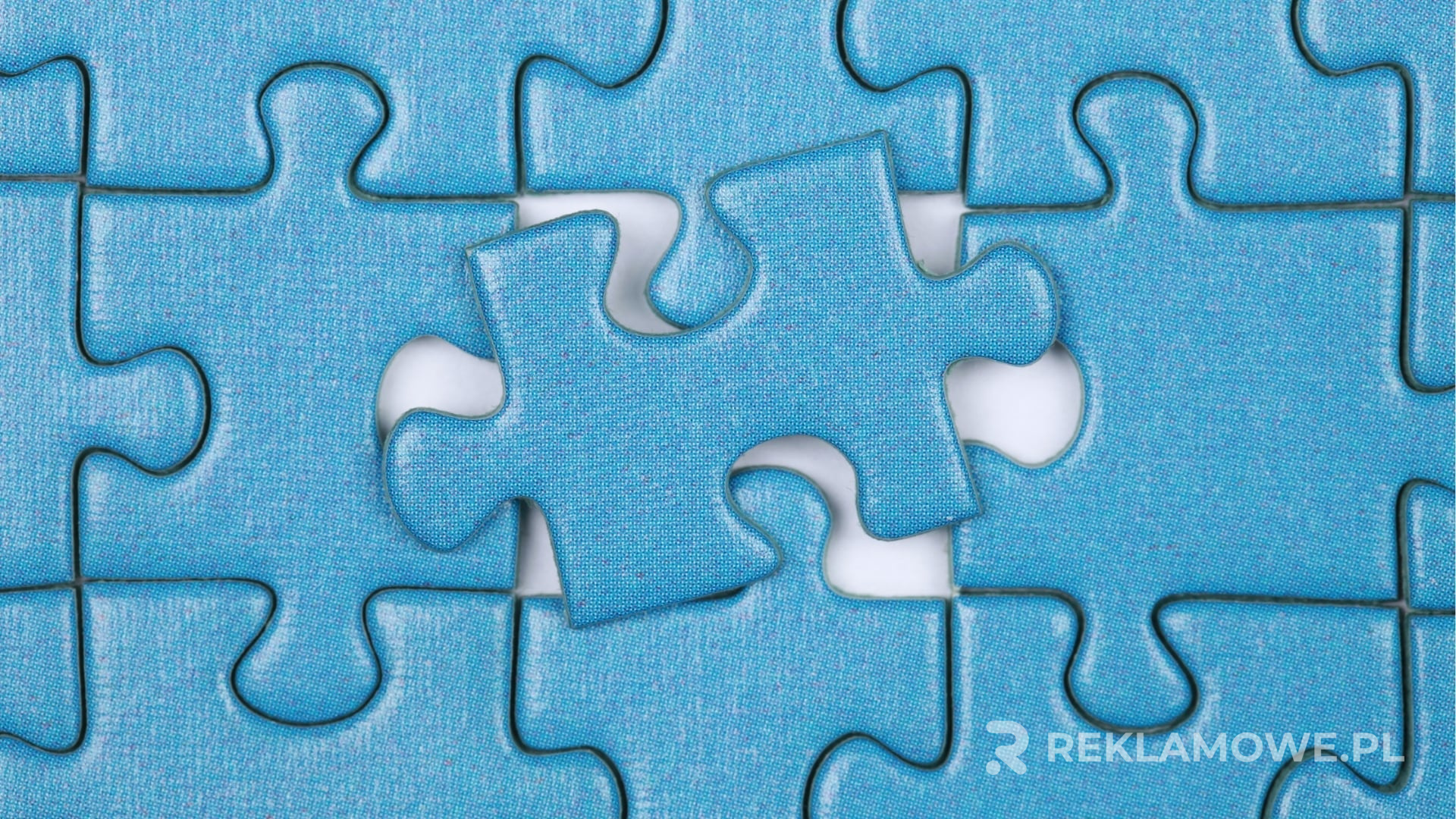 Zespół rozwiązujący puzzle reklamowe